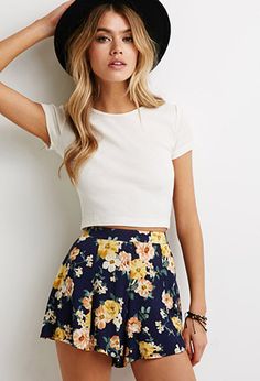 Floral-Printed Gauze Shorts | FOREVER21 - 2049258183 GET IN MY CLOSET! Tina Bell, Hat Outfits, Bridget Bardot, Summer Shorts Outfits, Stil Boho, Curve Fashion, Woman's Fashion, Trendy Summer Outfits