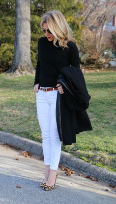 See how to create white jeans outfit with some cute styles. White Jeans Outfit Winter is always key. White Jeans Outfit Summer is the most popular of all. Come see mom fashion style and mom fashion trends. #FashionTrends #Style Witte Jeans Outfit, White Jeans Fall, Mode Over 50, 2017 Outfits, How To Wear White Jeans, White Jeans Winter, White Pants Outfit, White Jeans Outfit