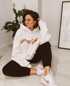 Oversized Sweatshirt Poses, Women In Hoodies Photography, Poses With Hoodie Women, Sweatshirt Model Poses, Hoodie Model Poses, White Hoodie Outfit Women, Hoodie White Outfit, Hoodie Picture Ideas, Sweatshirt Poses