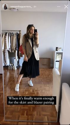 Black Pleated Skirt Business Outfit, Pleated Skirt With Blazer Outfit Ideas, Business Casual Outfits For Women Skirts Office Style, Black Pleated Skirt Outfit Spring, Midi Skirt Blazer Outfit, Modest Blazer And Skirt Outfits, Pleated Skirt Office Outfit, Pleated Skirt Blazer Outfit, Corporate Attire Skirt