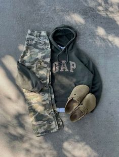 Birks Clogs Outfit, Birks Clogs, Outfit Swag, Aesthetic Family, Green Clothes, Clogs Outfit, Everyday Casual Outfits, Camo Jeans, Outfits Hombre