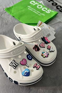 Crocs Aesthetic Outfit, Cool Crocs, Crocs Aesthetic, Crocs Fashion, Dr Shoes, Pretty Shoes Sneakers, Hype Shoes, Girly Shoes, Croc Charms