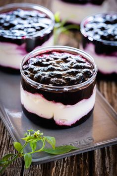 Heidelbeer Topfencreme - schnelle, fruchtiges Dessert - Mann backt Dessert Restaurants, Dessert Party, Chocolate Desserts, Mini Cheesecake, Food Inspiration, Food Photography, Cheesecake, Food And Drink, Yummy Food