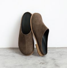 Stylish Anatomical Mules: Perfect Balance of Fashion & Comfort Handcrafted with soft suede material, these mules are not only stylish but also incredibly comfortable. The anatomical design offers a perfect fit while providing support for all-day wear. They have become not only a practical choice for those who want to maintain healthy feet, but also an excellent wardrobe element for any look. Due to the variety of designs and materials, anatomical mules are suitable for different situations: from Suede Clogs With Leather Sole For Work, Suede Closed Toe Clogs For Work, Suede Clogs With Closed Toe For Work, Modern Suede Slip-on Mules, Closed Toe Suede Mules With Rubber Sole, Modern Mules With Rubber Sole For Everyday, Modern Suede Closed Toe Clogs, Suede Mules With Rubber Sole And Closed Toe, Everyday Suede Mules With Leather Sole