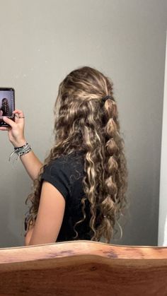 Hair Styles For Long Wavy/curly Hair, Wavy Hair Summer Hairstyles, Cute Hair Styles For Long Curly Hair, Cute Curly Wavy Hairstyles, Summer Hairstyles For Medium Length Hair, Summer Wavy Hairstyles, Wavy Hair Inspo Hairstyles, Hairstyles For Natural Wavy Hair, Wavy Hair Naturally Hairstyles