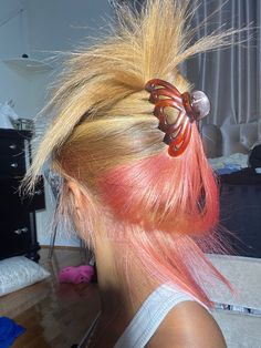 Yellow Skunk Stripe Hair, Honey Brown Hair With Pink Skunk Stripe, Honey Blonde And Pink Hair, Outfit Themes, Iron Curls, Hair Stripes, Honey Blond, Blonde Natural