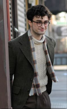 Dark Academia Teacher Male, Harry Potter Outfit Ideas Men, Male Outfits Light Academia, Writer Aesthetic Outfit Men, Writer Outfits Aesthetic Men, Scholar Outfit Men, Librarian Style Men, Dark Academia Glasses Men, Nerdy Man Aesthetic