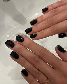 Not mine credits to the original owner! Nail For Black Skin, Black Short Nails Aesthetic, Black Nail Aesthetic, Pretty Nails Black, Black Nail Polish Ideas, Black Nails Aesthetic, Black Short Nails, Shay Aesthetic, Sparkly Black Nails