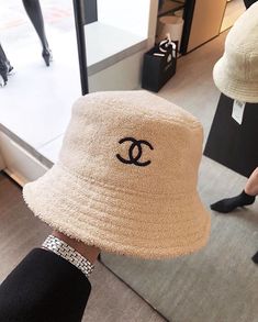 Blonde Jewelry, Chanel Bucket Hat, Claire Rose Cliteur, Claire Rose, Chanel Hat, Inspo Hair, Tas Bahu, Boujee Aesthetic, Mode Chanel