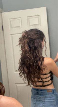 Easy curly hairstyle #summerhairideas #curlyhairstyles #curlyhair #wavyhair #brownhair #fallhairstyles Prom Hairstyle, Curly Hair Styles Easy, Hairdos For Curly Hair, Curly Hair Inspiration, Curly Girl Hairstyles, Hairstyles Haircuts, Hairstyle Ideas