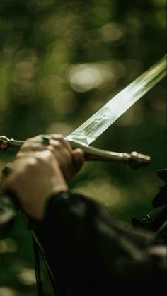 Green Royal Aesthetic Prince, Blonde Knight Aesthetic, Fantasy Inspo Aesthetic, Medieval Lord Aesthetic, Forest Warrior Aesthetic, Elven Prince Aesthetic, Green Prince Aesthetic, Swordsmanship Aesthetic, Squire Aesthetic