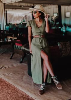 Safari | HOWTOWEAR Fashion What To Wear On Safari, Safari Outfit Women, Africa Safari Photography, Moda Safari, Africa Safari Lodge, Safari In Africa, Cabin Mountain, Safari Look