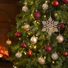 This set includes a variety of tree ornaments, featuring balls in different shapes such as diamond-patterned balls and snowflake. The diverse designs complement each other well, adding interest and charm to your overall decorOur tree ornaments include 3 special finishes: shiny, matte, and glitter. The multi-finish and novelty shape ornaments meet all your favorite tree ornament needs, and the molding seam is almost invisible, making them look exquisiteThese Christmas ornament are made of suffici Maroon Christmas Decorations, Burgundy Christmas Tree, Old Fashioned Christmas Lights, Diy Tabletop, Christmas Green, 2024 Christmas, Gold Christmas Tree, Indoor Christmas Decorations, Indoor Christmas