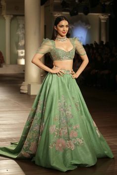 Kiara Advani Green Lehenga, Kiara Advani Jug Jug Jiyo Outfits, Lengha Designs, Kaira Advani, Lehenga Choli Designs, Indian Wedding Gowns, Lehenga Saree Design, Indian Outfits Lehenga, Wedding Lehenga Designs