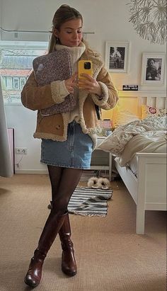 Cool Europe Outfits, England Outfits Winter, Sherpa Lined Jacket Outfit, Mid Size Autumn Outfits, New England Winter Outfit, Estilo Indie, Chique Outfits, Uni Outfits