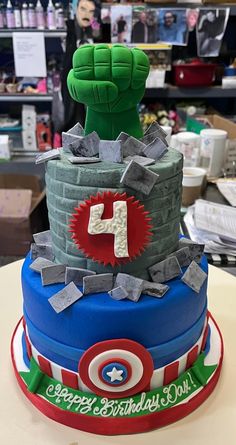 a birthday cake made to look like the incredible hulk - man from the avengers movie