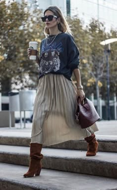 Street Style Looks Winter 2022, Checker Top Outfit, Cool Edgy Outfits For Women, Celebrity Fashion 2023, Blue Coatigan Outfit, Isabel Marant Street Style Outfits, Soho Street Style, Diva Chic Style, Porto Portugal Outfits