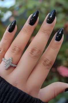 simple black nail ideas Simple Black Nail Ideas, Aesthetic Black Nails, Acrylic Black Nails, Black Nail Sets, Nails Short Black, Short Black Nails