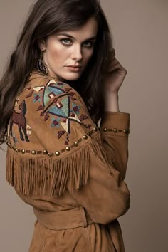 Photoshoot Ideas Jeans, Western Photoshoot Ideas, Utility Jacket Outfit, Fashion Cowgirl, Linen Style Fashion, Western Photoshoot, Western Wedding Dresses