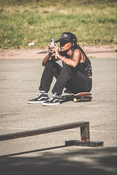 Female Skateboarder Aesthetic, Skate Outfits Women, Skate Aesthetic Girl, Skateboard Poses, Female Skateboarder, Personality Collage, Skater Style Outfits, Skatepark Photoshoot