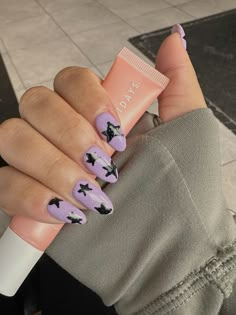 Purple And Black Nails Ideas, Purple Nails Olivia Rodrigo, Olivia Rodrigo Nails Sour, Simple Olivia Rodrigo Nails, Purple Nails With Stars, Purple Stars Nails, Star Nails Purple, Nail Inspo Stars