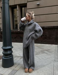 Vetement Hippie Chic, Loose Turtleneck, Knitted Suit, Uggs Outfit, School Looks, Outfit Trends, Top Pants Set