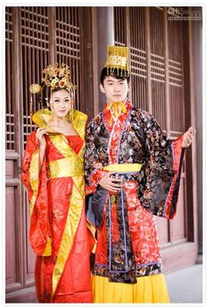 Get made up and take photos in a traditional Singaporean royal outfit Singapore Costume, Singapore Outfit, Asian Traditional Clothes, Singapore Fashion, Western Outfits Men, Traditional Hairstyle, Wedding Dress Pictures, Royal Outfits, Traditional Wedding Dresses