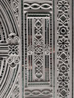 Lippan art Mirror Work Diy, Lipan Art Mirror Work, Lipan Art Mirror Work Diy, Art Border Design, Limpan Art, Mirror Lippan Art, Dev Ghar, Mud And Mirror Work, Mirror Mosaic Art