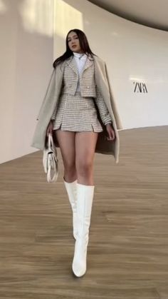 Styling White Knee High Boots, White Going Out Outfit Night Out, White Boots Christmas Outfit, Coquette Fashion Winter, Fall Outfits White Boots, Fur Top Outfit, 2024 Outfit Trends, Outfits Botas Blancas, Botas Blancas Outfits