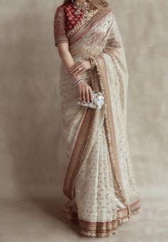 Check out this item in my Etsy shop https://www.etsy.com/in-en/listing/1462859332/off-white-indian-wedding-saree-with-gold Sari Design, Indian Bride Outfits, Indian Saree Blouses Designs, Chique Outfits, Salwar Kamiz