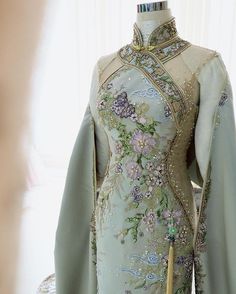 Chinese Gown Traditional, Chinese Royal Dress, Luxury Traditional Cheongsam For Party, Fantasy Cheongsam, Chinese New Year Outfit, Luxury Long Sleeve Traditional Cheongsam, Chinese Gown, Asian Style Dress