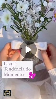 two hands hold a vase with flowers in it and the words lago tendencia do momento