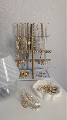 Jewellery Organisation Ideas, Aesthetic Jewelry Display, Jewellery Collection Aesthetic, Jewellery Organisation Aesthetic, Jewelry Storage Aesthetic, Jewelry Display Aesthetic, Jewellery Stand Aesthetic, Coquette Jewelry Holder, Jewelry Designer Aesthetic