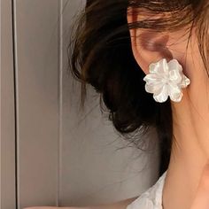 Beautiful Lightweight Flower Post Earrings With A Pearly Effect. Great To Dress Up An Outfit Or Wear Casually As Well! White Bridal Flowers, Korean Fashion Cute, White Camellia, White Flower Earring, Sweet Earrings, Summer Earring, Watches Women Fashion, Bridal Flowers, Flower Earrings Studs