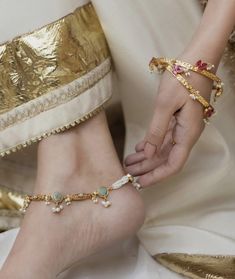 Payal Designs Gold, Feet Jewellery, Indian Anklets, Desi Jewellery, Ethereal Jewelry, Indian Jewelry Earrings