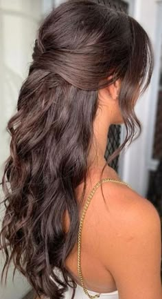 Descubre 10 peinados perfectos para usar en época de frío. #peinados #frío #moda #belleza #mujeresalrescate #otoño #invierno Cute Prom Hairstyles, Half Up Half Down Hair Prom, Simple Prom Hair, Ball Hairstyles, Quince Hairstyles, Prom Hairstyles For Long Hair, Wedding Hair Down, Hairdo For Long Hair