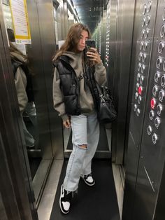 Neutral Basics Outfit, Milipilis Outfit Invierno, Stil Rock, Puffer Vest Outfit, Cold Sweatshirt, Outfit Ideas Winter, Mode Zara, Jeans Destroyed, Uni Outfits