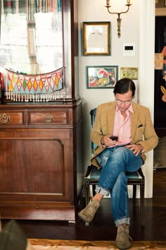 Andy Spade.  The way to wear Clarks. Jean Top Outfits, Pink Longsleeve, Jean Short Outfits, Jeans Outfit Winter, Jeans Outfit Fall, Suede Chukka Boots