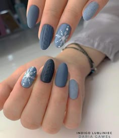 Light Blue Sweater Nails, Cute January Nails Almond, Short Oval Nail Designs Winter, Christmas Acrylic Nails Blue, Xmas Blue Nails, Winter Nails2023, Sweater Nails Blue, Nail Winter 2023, January Nails Ideas Simple Classy