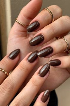 Chocolate Colour Nails, Nail Chocolate Color, Brown Nails Shellac, Chocolate Nails Design Art Ideas, Winter Nails Brown Skin, Chocolate Nail Color, Short Dark Almond Nails, Winter Nails For Dark Skin, Dark Chocolate Brown Nails