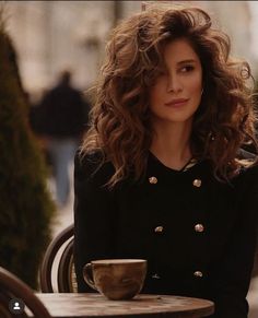 Classic Woman Aesthetic, Classic Hairstyles Women, Chic Poses, Chic Hairstyle, Fall Photography, Chic Woman