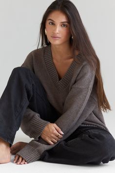 Crafted with a wool-blend fabric, this heavy-weight, oversized V-neck sweater features dropped shoulders, long sleeves, and ribbing at the neck, cuffs, and hem. Designed for an ultra-modern look, this cozy knit gives an effortless, loose fit. V Neck Oversized Sweater, V Neck Sweater Outfit, Uniqlo Women Outfit, Oversized V Neck Sweater, Grey Sweater Outfit, Black V Neck Sweater, Inspiration Portrait, Oversize Sleeves, Photography Inspiration Portrait