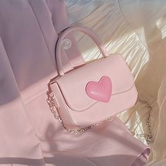 Beautiful Designer Handbags Heart Bag Aesthetic, Pink Cute Things, Dollete Fashion, Cute Girly Things, Pink Heart Bag, Kawaii Purse, Fashion Coquette, Heart Purse, Square Shoulder Bag