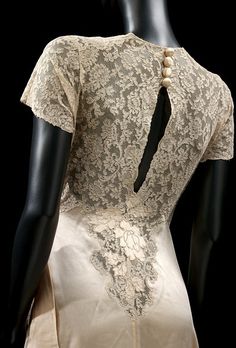 Rear view of 1930s gown...stunning lace and applique detail. 1930's Fashion, Wedding Dresses Satin, Retro Mode, 1930s Fashion, Vintage Couture, Moda Vintage, Dressing Gown