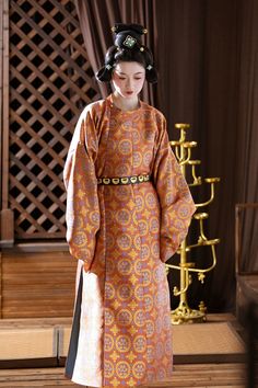 Based on textile artifacts from Xinjiang, this dazzling Yuanlingpao 圆领袍 features golden brocades of twin birds linked together by pearls. Double lined for comfort and a contrast collar, the round collared robe is one of the most comfortable yet stunning pieces of hanfu. The round collared robe called Yuanlingpao 圆领袍 was one of the most popular clothing items during the Tang Dynasty and equally loved by men and women. Pair with any set of Tang trousers and belt for an easy Tang outfit; or wear as Jomon Period Clothing, Tang Dynasty Clothing, Luo Binghe, Dynasty Clothing, Modern Hanfu, Popular Clothing, Tang Dynasty, Period Outfit, New Chinese Style