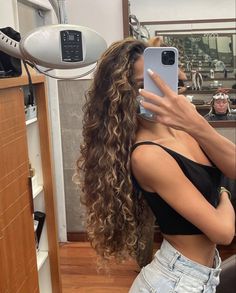 𝒫𝒾𝓃: 𝑔𝑜𝓁𝒹𝓈𝒽𝑜𝓇𝓉𝓎 💌 Brown Hair Inspo, Curly Hair Photos, Blonde Curly Hair, Colored Curly Hair