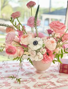 Vintage Roses and bows Table Runners by Diga Linda Chinoiserie Table, Flower Farming, Custom Napkins, Diy Decorations, Table Flowers, Arte Floral, Floral Centerpieces, Vintage Roses, Pink Wedding