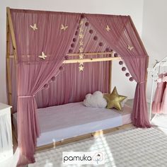 AUVENT POUR LIT D'ACCUEIL Créez une atmosphère de rêve et de romantisme dans la chambre de votre tout-petit avec les rideaux de lit roses poussiéreux conçus pour les lits cabane. Les rideaux de l'auvent sont parfaits pour ajouter du charme et du confort. Les rideaux sont livrés avec 4 paires d'attaches pour fixer solidement le baldaquin au cadre du lit par le haut. CHOIX DE COULEURS Les photos de la fiche produit présentent le ciel de lit Montessori Dusty Rose. Consultez l'image 3 pour d'autres options de couleurs et choisissez la teinte parfaite pour votre tente à baldaquin. COMMENT MESURER ? Pour déterminer la longueur de baldaquin idéale, utilisez la formule suivante pour le baldaquin personnalisé : Longueur = 2 (A + B) Reportez-vous à l'image 5 et à la vidéo ci-jointe pour savoir comme Princess Toddler Room, Toddler Canopy Bed, Tent Canopy Bed, House Bed Canopy, Big Girl Bed, Bed Inspo, Crib Bed, Girl Bed, Montessori Bed