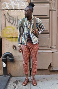 Printed Button Down Outfit, Button Down Street Style, Down Street Style, Street Etiquette, Print And Pattern, Mode Hippie, Stylish Man, Mens Fashion Edgy, Stylish Mens Fashion