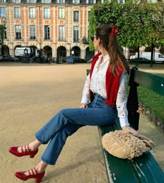 Parisian Chic Autumn, Parisian Girl Outfit, Parisian Aesthetic Outfit, Classy Winter Dress, Plus Size Parisian Style, Outfits Layout, Parisian Chic Outfits, Red Ootd, Red Shoes Outfit